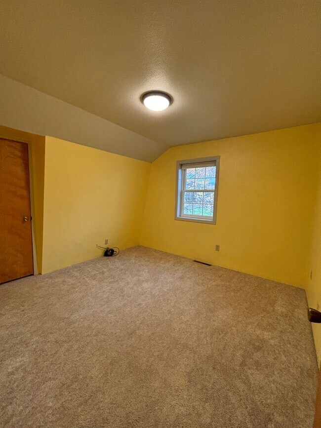 Building Photo - Spacious 4BR, 2.5BA home on 1.3 acres in O...