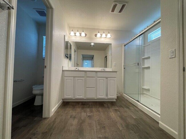 Building Photo - Gorgeous 4 Bed Located in Great Gated Community