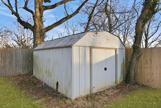 Building Photo - 3 Bedroom | 2 Bathroom | Nixa MO| Fenced Back Yard! | Nixa Schools!