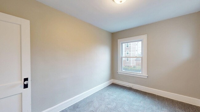 Building Photo - Edgewater Neighborhood - 3 bedroom - 2 Bat...
