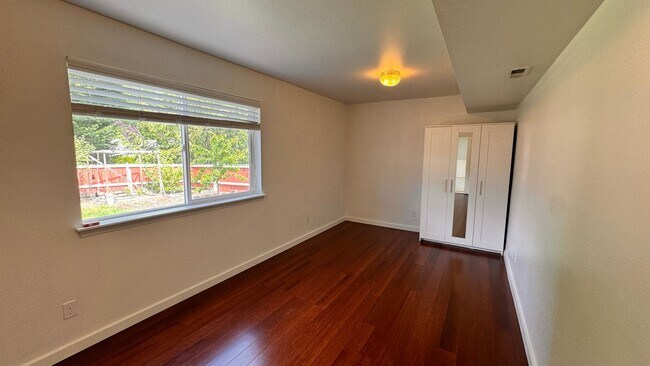 Building Photo - Spacious & Modern 4-Bedroom Home in Kent