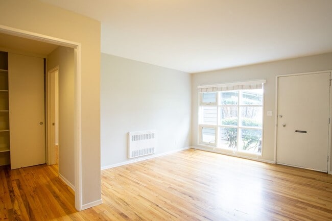 Building Photo - FALL SPECIAL!! Mid-Century 2bdr with Patio Near OHSU Ready Now!