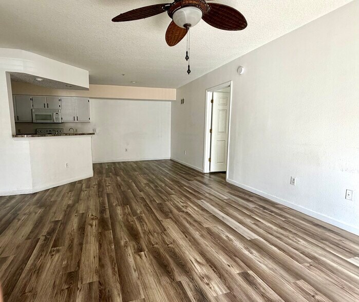 Building Photo - 737 Crest Pines Dr