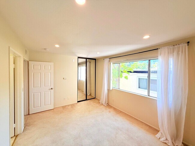 Building Photo - 12251 Moorpark St