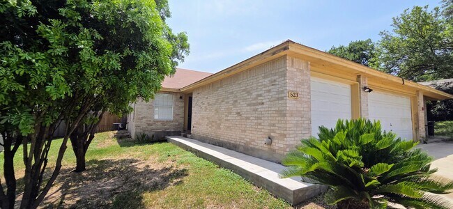 Building Photo - New Braunfels 2 Bedroom 2 Bath less than 1...