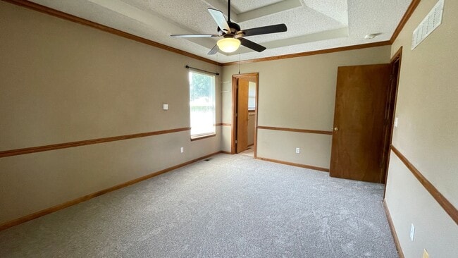 Building Photo - 3 Bedroom, 2 Bathroom with Vaulted Ceiling...