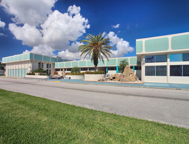 Building Photo - 200 Horizon W