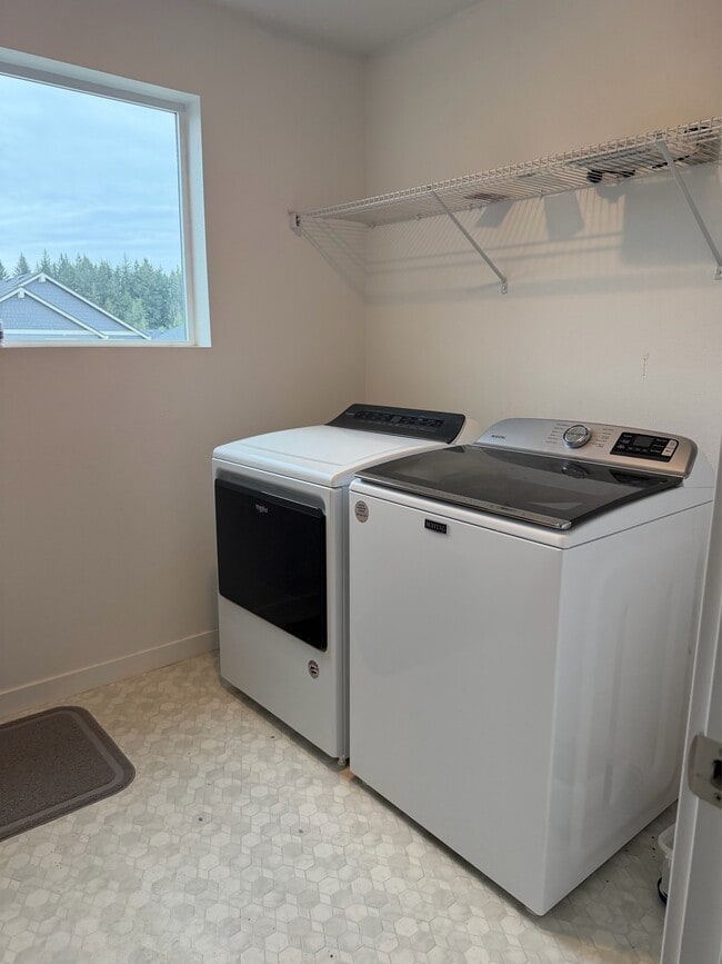 Building Photo - 995 NE Wildwood Dr