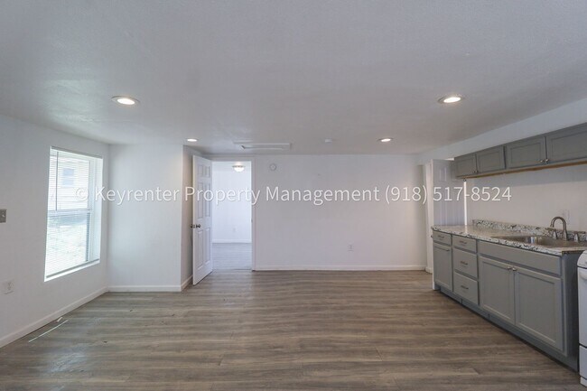 Building Photo - 732 N Victor Ave