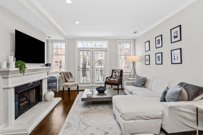 Building Photo - 3928 N Greenview Ave