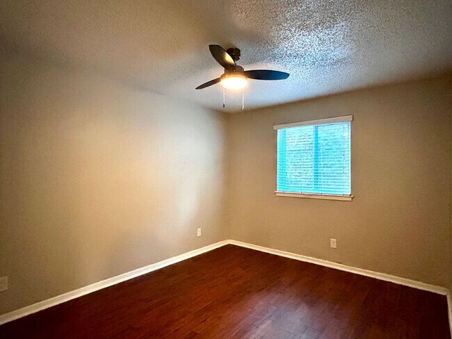 Building Photo - 2401 Manor Rd