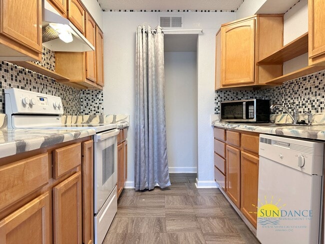 Building Photo - Charming 2 Bedroom Unit at Pier One!