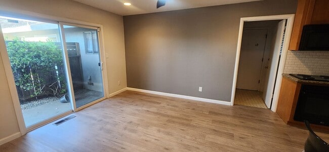 Building Photo - Beautiful 3 Bedroom 2 Bathroom Duplex in Desirable Greenhaven/Pocket Neighborhood