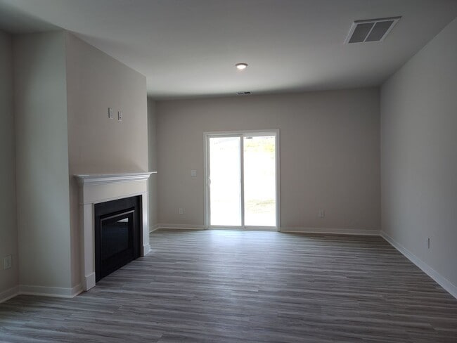 Building Photo - Beautiful home located in the Hamilton Woo...