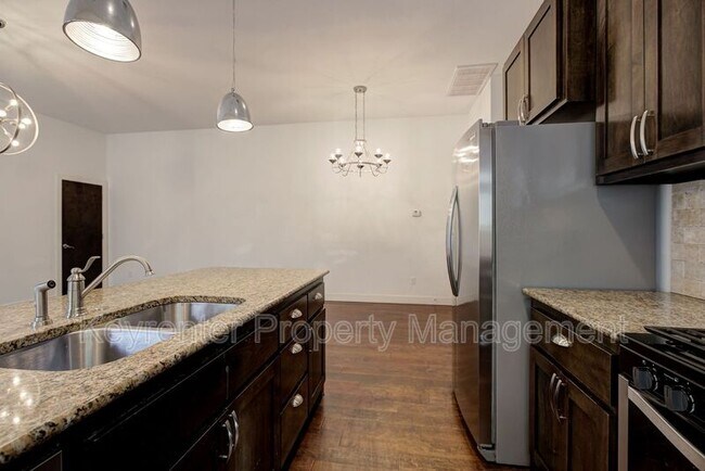 Building Photo - 727 NE 5th St