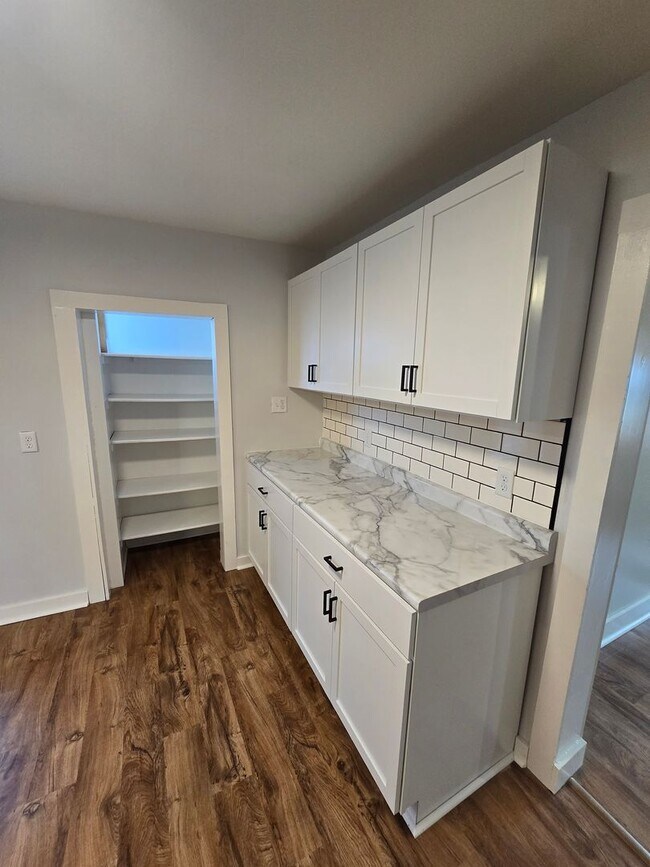 Building Photo - Beautiful 4 bed / 2 bath with garage and fenced yard on north side!