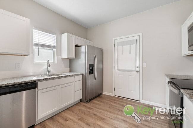 Building Photo - 5 Bedroom 3 Bath Home close to schools and shopping!