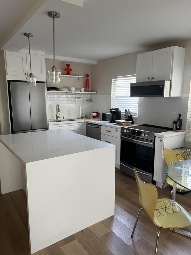 Building Photo - 299 Dorset H