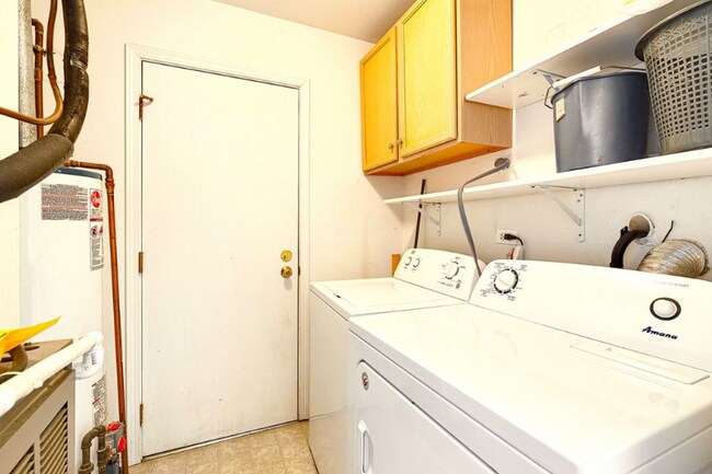 Building Photo - 219 W Ct of Shorewood