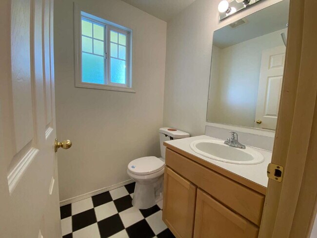 Building Photo - Quiet 3-Bed, 2.5-Bath Home with Large Backyard and Pet Friendly
