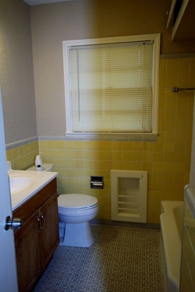 Building Photo - Rarely available and ready for immediate move in!