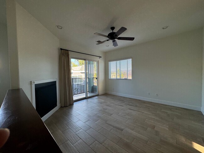 Building Photo - 5648 Lauretta St
