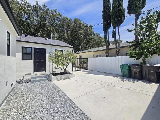 Building Photo - 6327 California Ave