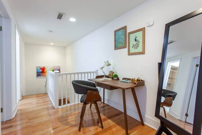 Building Photo - Beautiful and very spacious 3-bedroom unit...