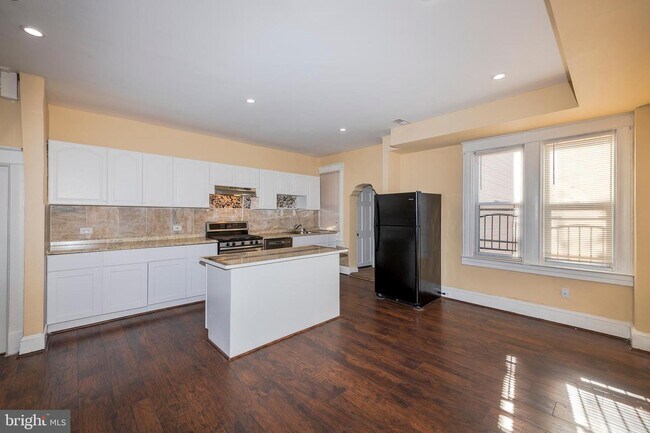 Building Photo - 3317 W Garrison Ave