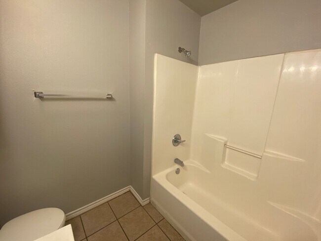 Building Photo - 5420 Kemper St