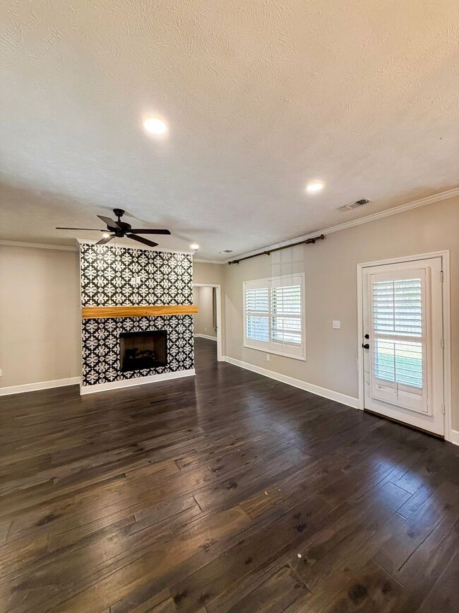 Building Photo - Beautifully Designed Home with Luxury Features – $2,400/Month