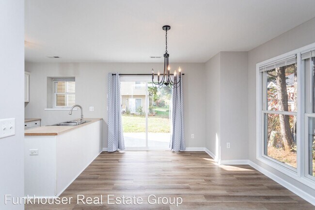 Building Photo - 2 br, 2.5 bath House - 835 Camelot Lane