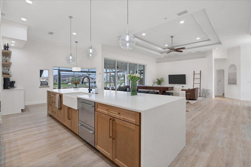 Building Photo - 3337 Sandpiper Dr