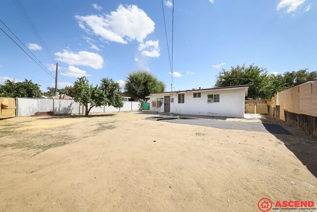 Building Photo - Cute Home MOVE IN SPECIAL In Central Baker...