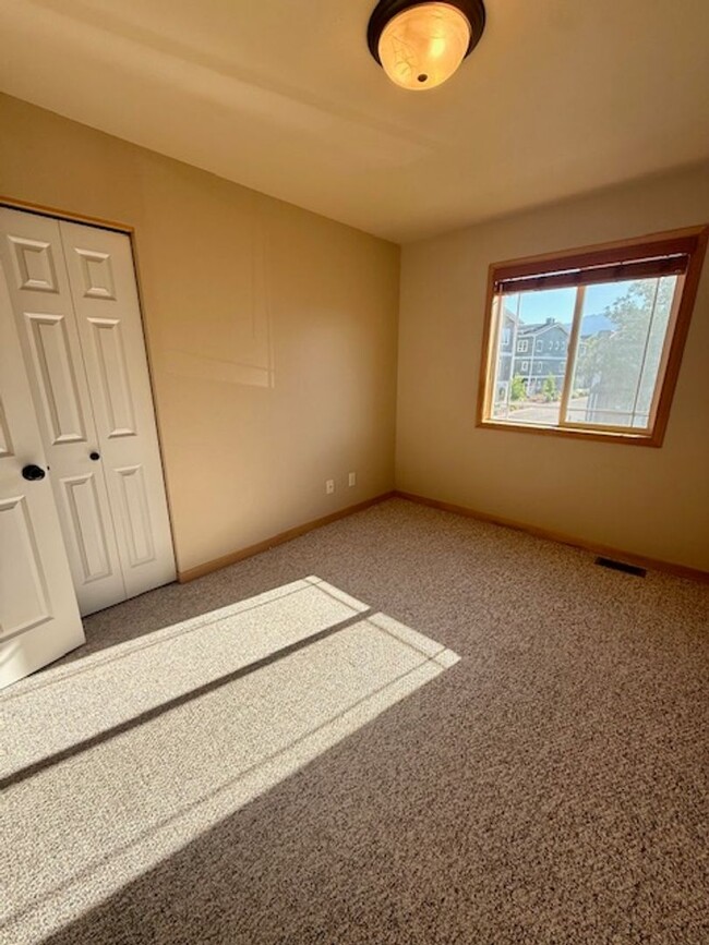 Building Photo - 3 Bedrooms 2 1/2 Bathroom Townhouse
