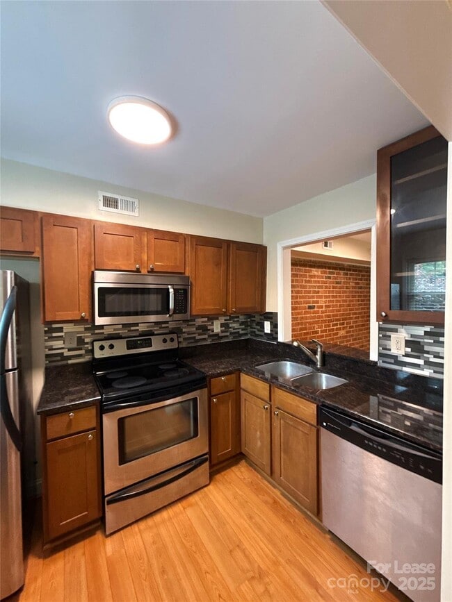 Building Photo - 1207 Green Oaks Ln