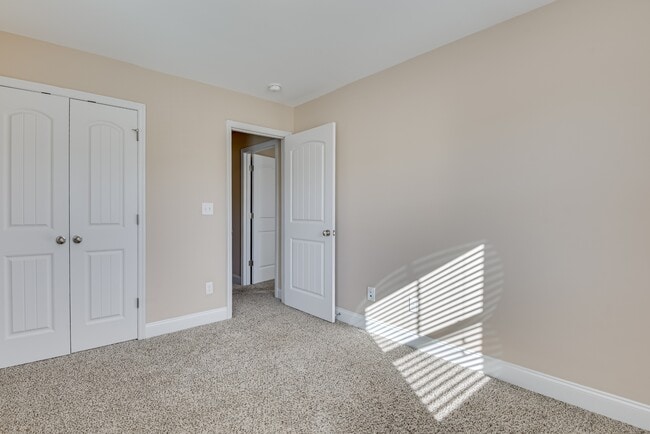 Building Photo - 926 Linsmore Ave