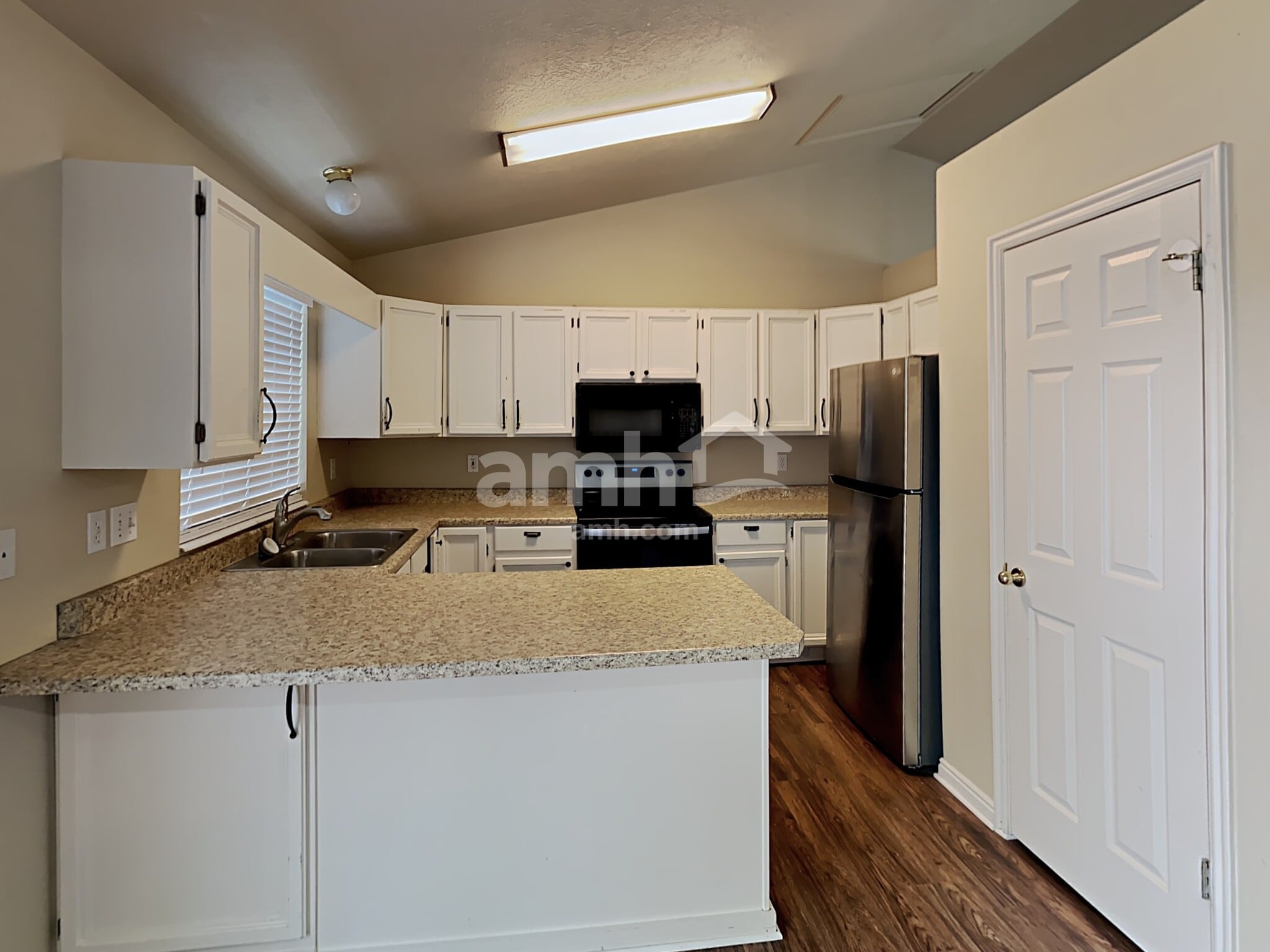 Building Photo - 568 S 925 E