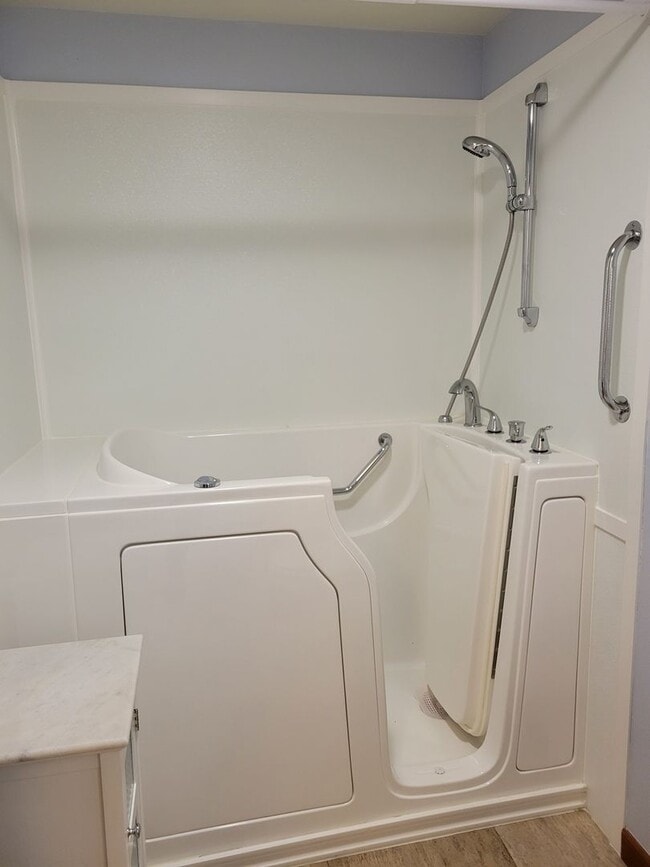 Building Photo - 2BD Condo Located in Charming Neighborhood...