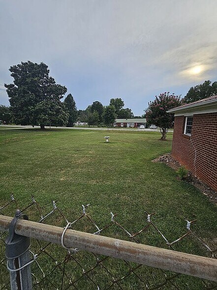 Building Photo - 123 Burbank Dr