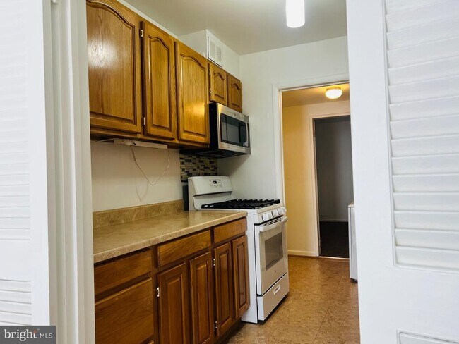 Building Photo - 8613 Seasons Way