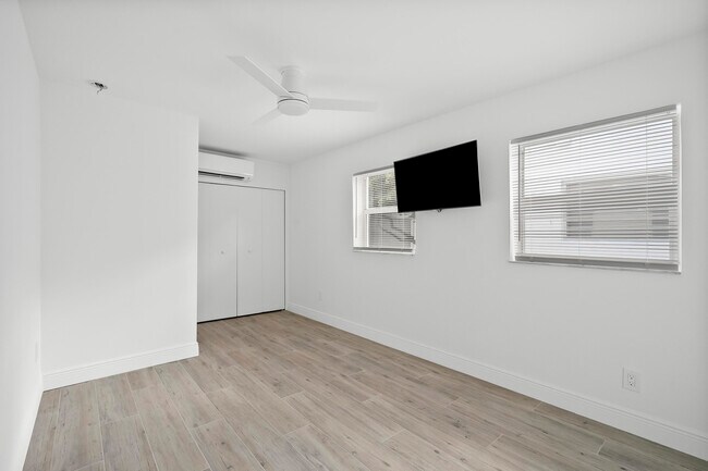 Building Photo - 4832 SE Anchor Ave