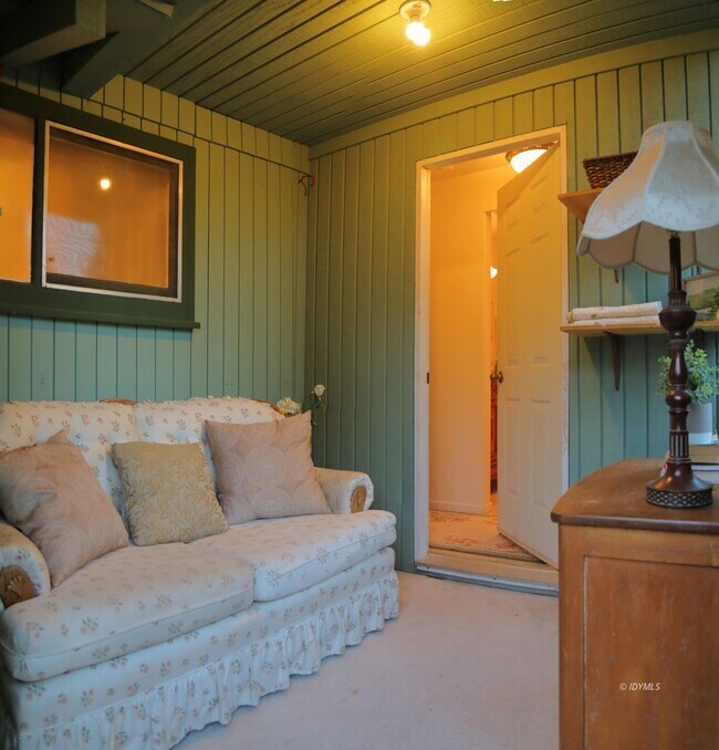 Building Photo - One Level House one mile from town close to hiking trails