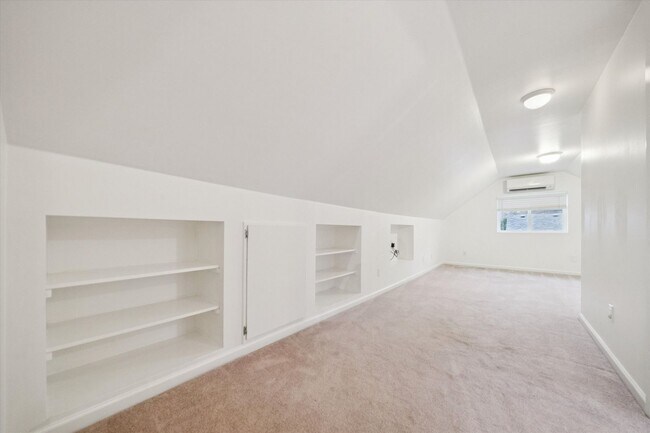 Building Photo - Beautiful Hillsdale 4 BR, 2 BA home