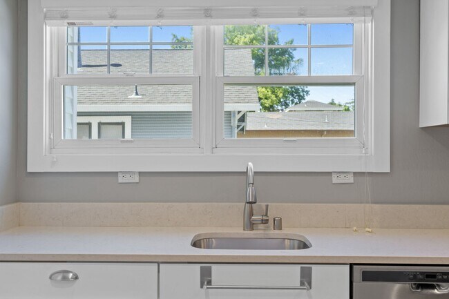 Building Photo - 547 Randolph St