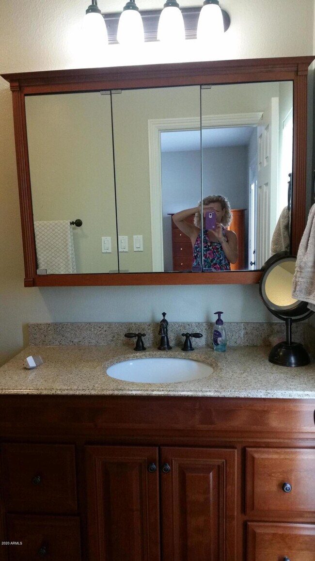 Building Photo - 2614 E Sahuaro Dr