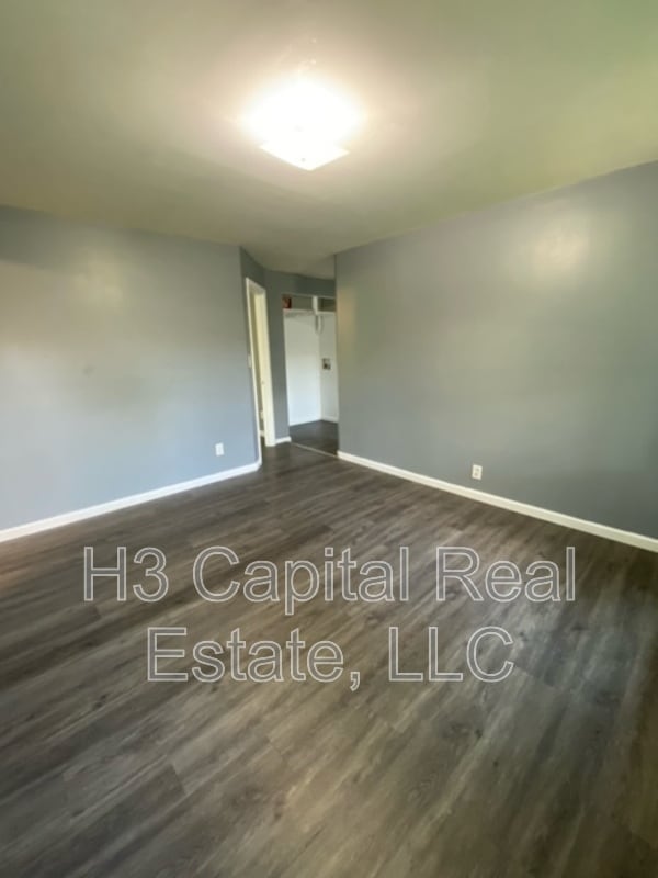 Building Photo - 562 Wilson Ave