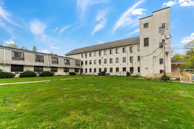 Building Photo - Railroad Manor - Nearly Renovated - Studio...