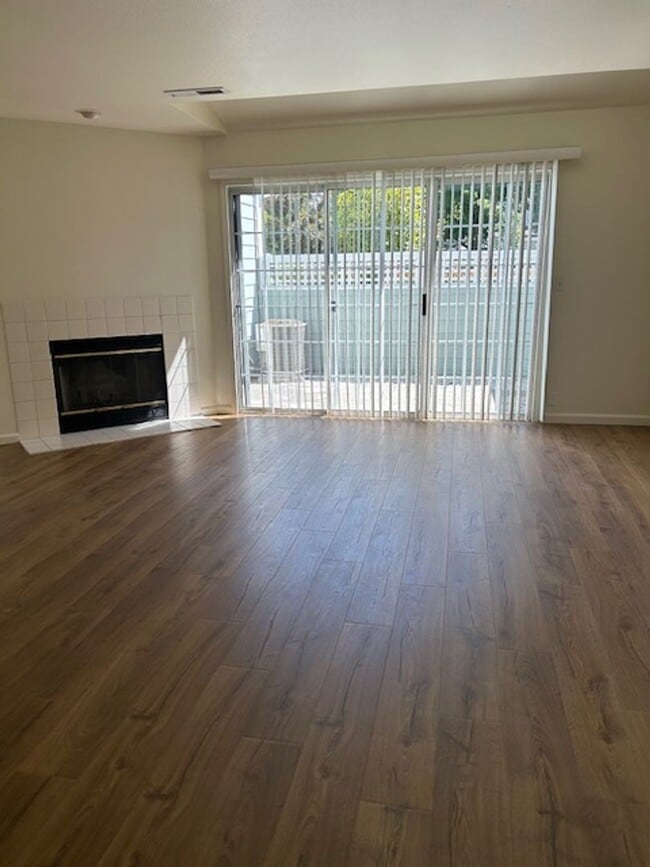 Building Photo - Beautiful 2 Bedroom Townhome Available Now!