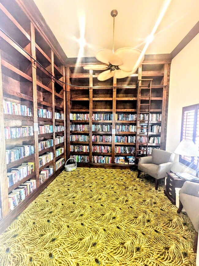 Building Photo - Annual Turnkey 3/3 penthouse on waterfront in Osprey